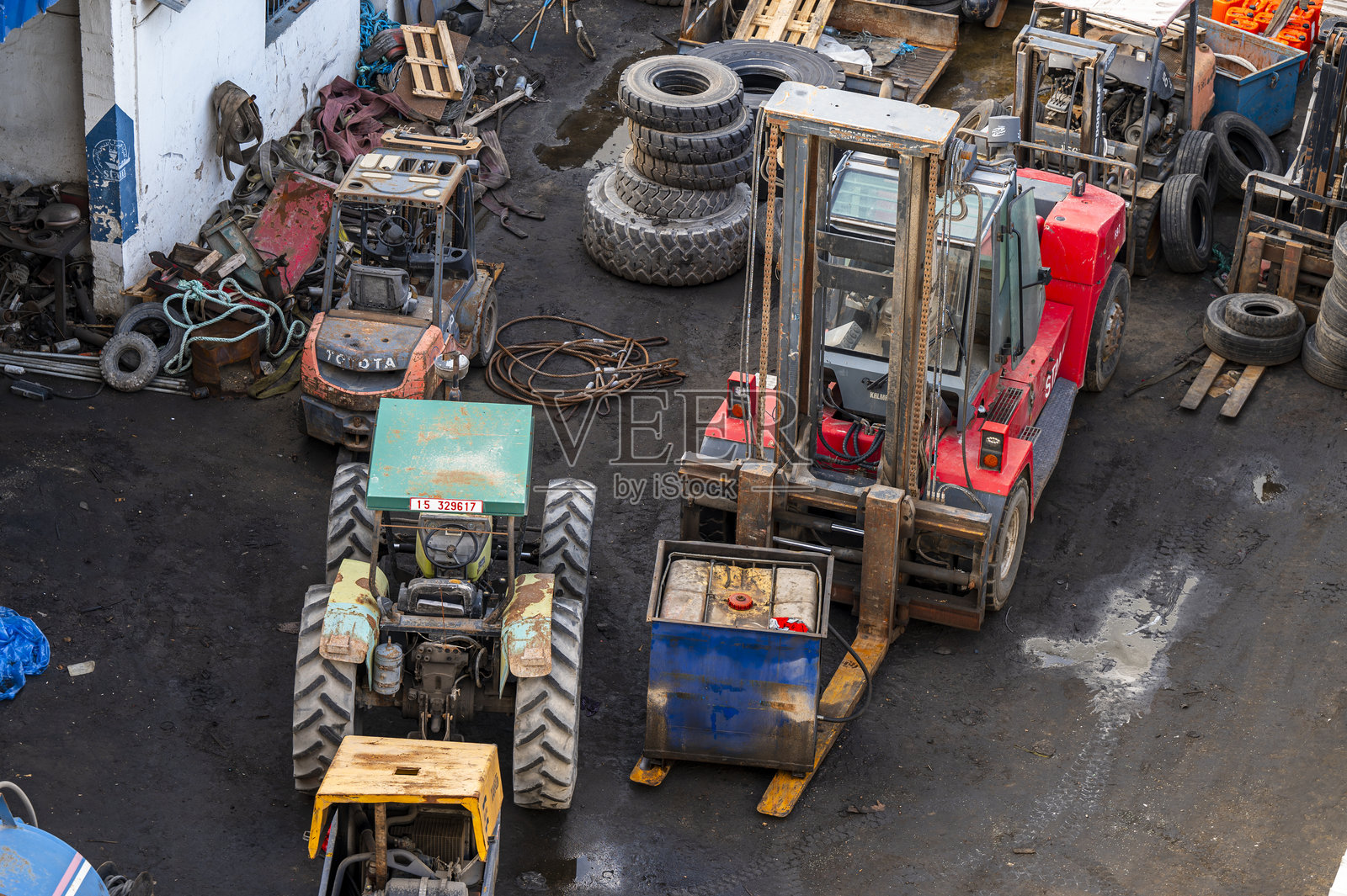 一个充满轮胎和叉车的车间景象。照片摄影图片