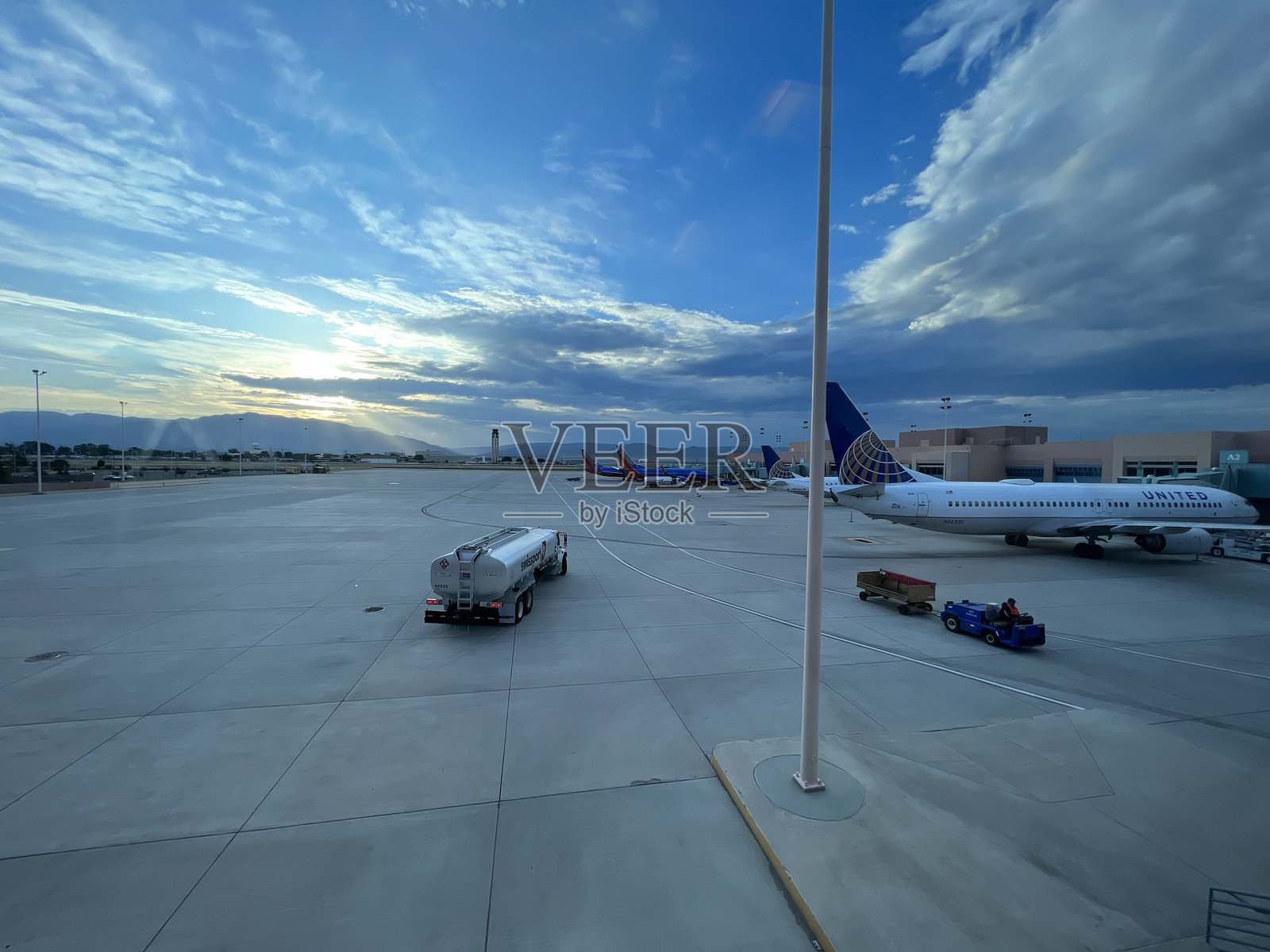 机场的日落与飞机照片摄影图片