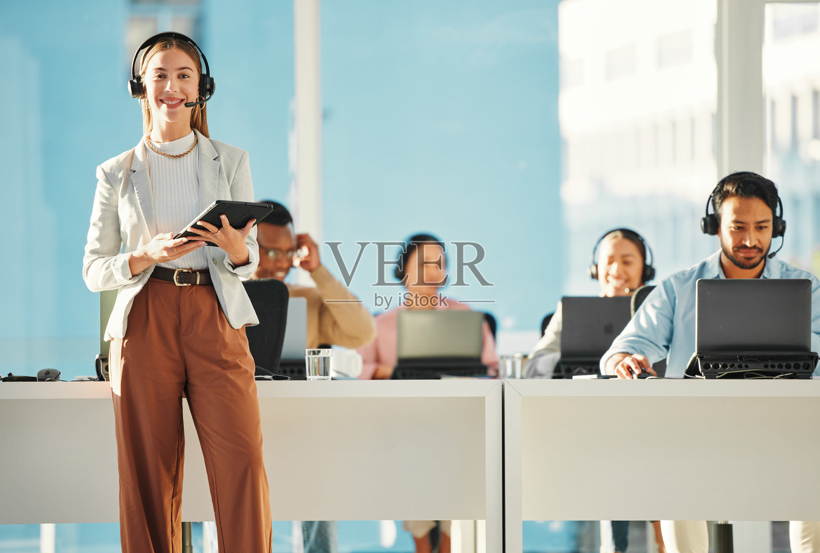 快乐的女人的肖像，呼叫中心或团队领导与平板电脑在客户服务或电话营销。联系，销售或顾问代理，微笑或技术合作，提供在线技术支持照片摄影图片