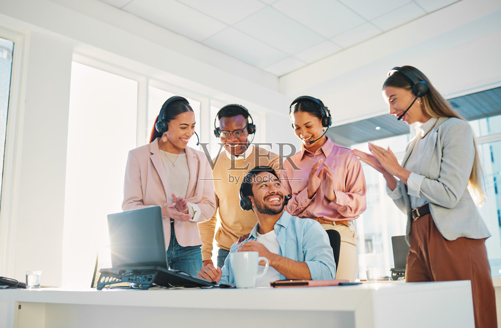 快乐的商务人士，呼叫中心和掌声在晋升，奖金或祝贺在办公室。团体或团队微笑鼓掌为客户服务或联系我们赢得成就在工作场所照片摄影图片