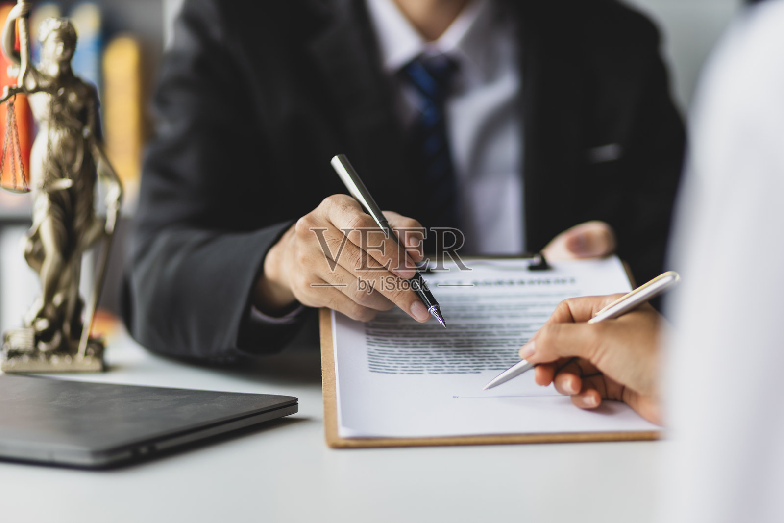 签订合法的合同协议。律师，法律顾问和法律司法照片摄影图片