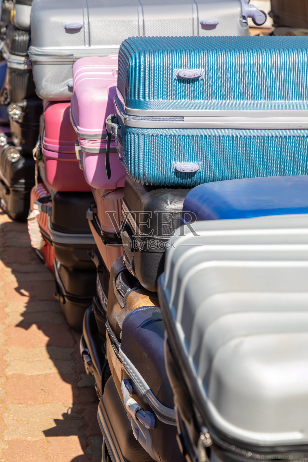 行李失物招领箱和旅行袋，在航空旅行中有很多行李丢失，投诉和责任照片摄影图片