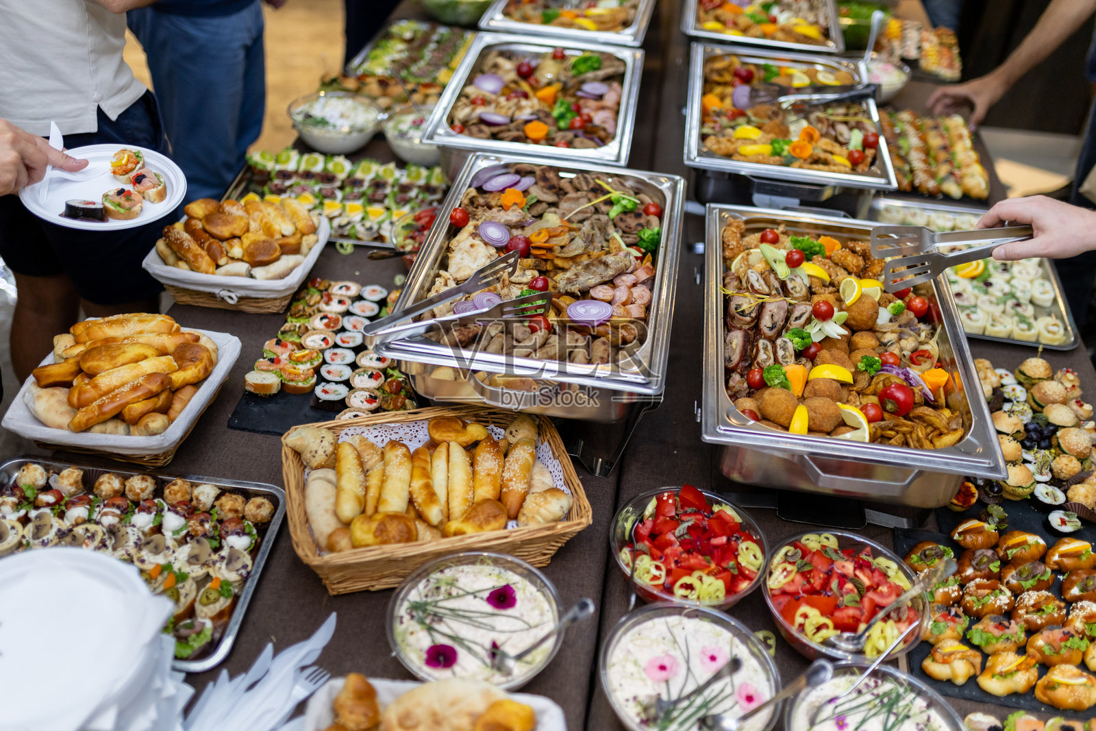 自助餐展示了各种菜肴，色彩缤纷的开胃菜、肉类和甜点在聚会上尽显风采照片摄影图片