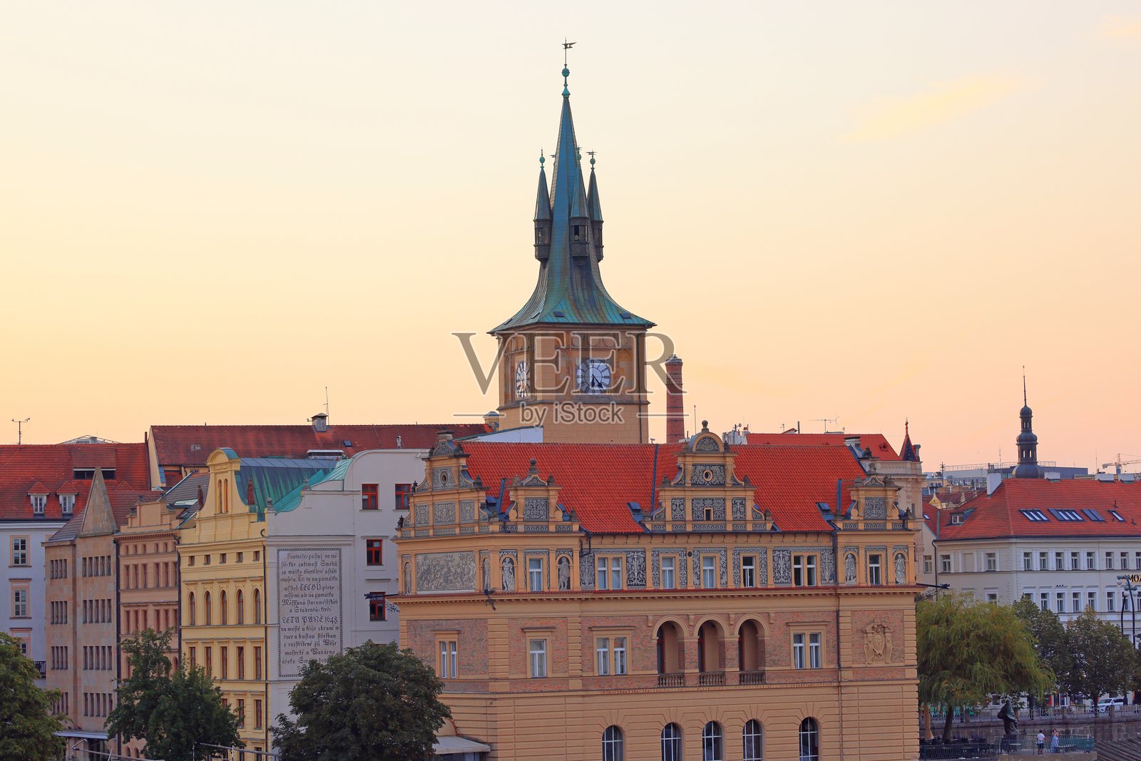 查尔斯桥（Karluv most）上的布拉格景观，标志性石桥照片摄影图片