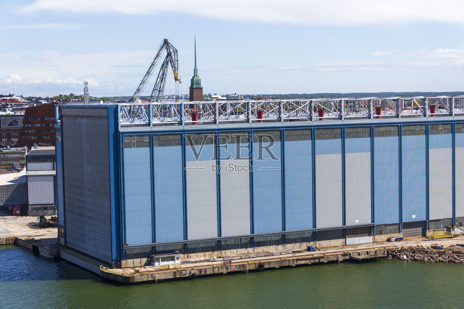 海塔拉赫提造船厂，位于芬兰赫尔辛基市中心，被称为赫尔辛基新造船厂，阳光明媚的夏日。照片摄影图片