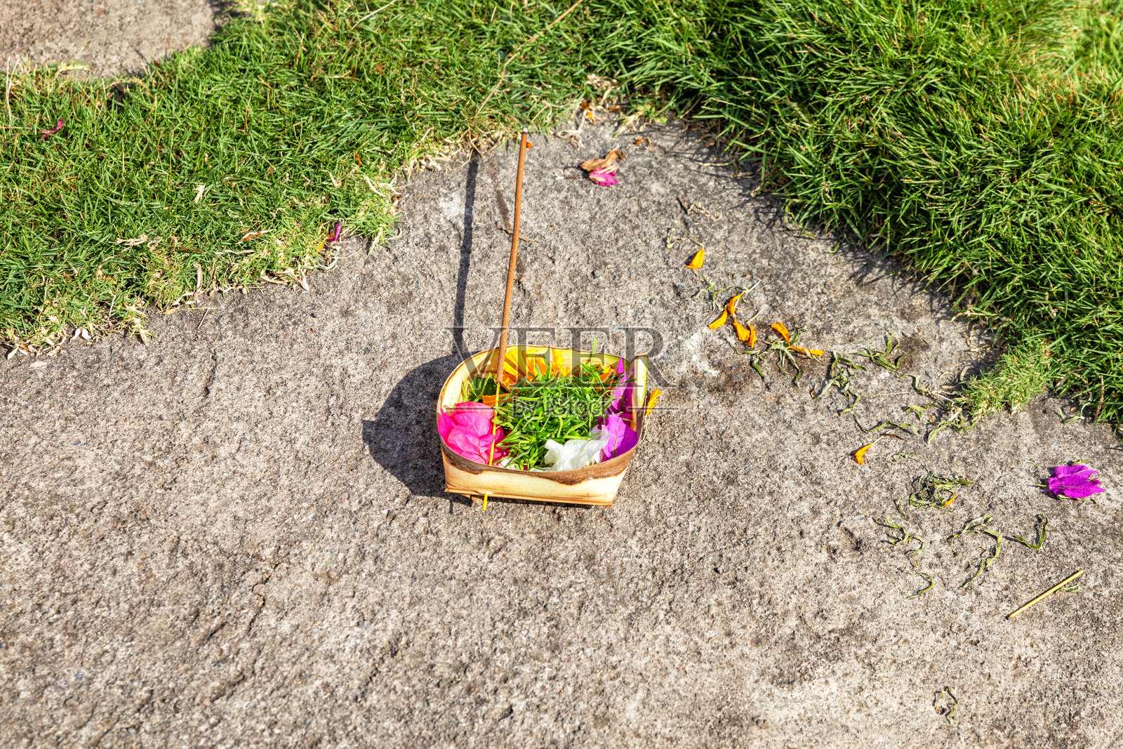 印尼东南亚努萨佩尼达岛的传统祭品献给神灵。照片摄影图片