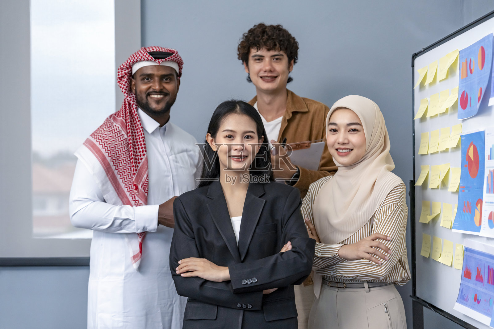 多元文化的商务人士在办公室会议室中看向镜头的肖像照片摄影图片