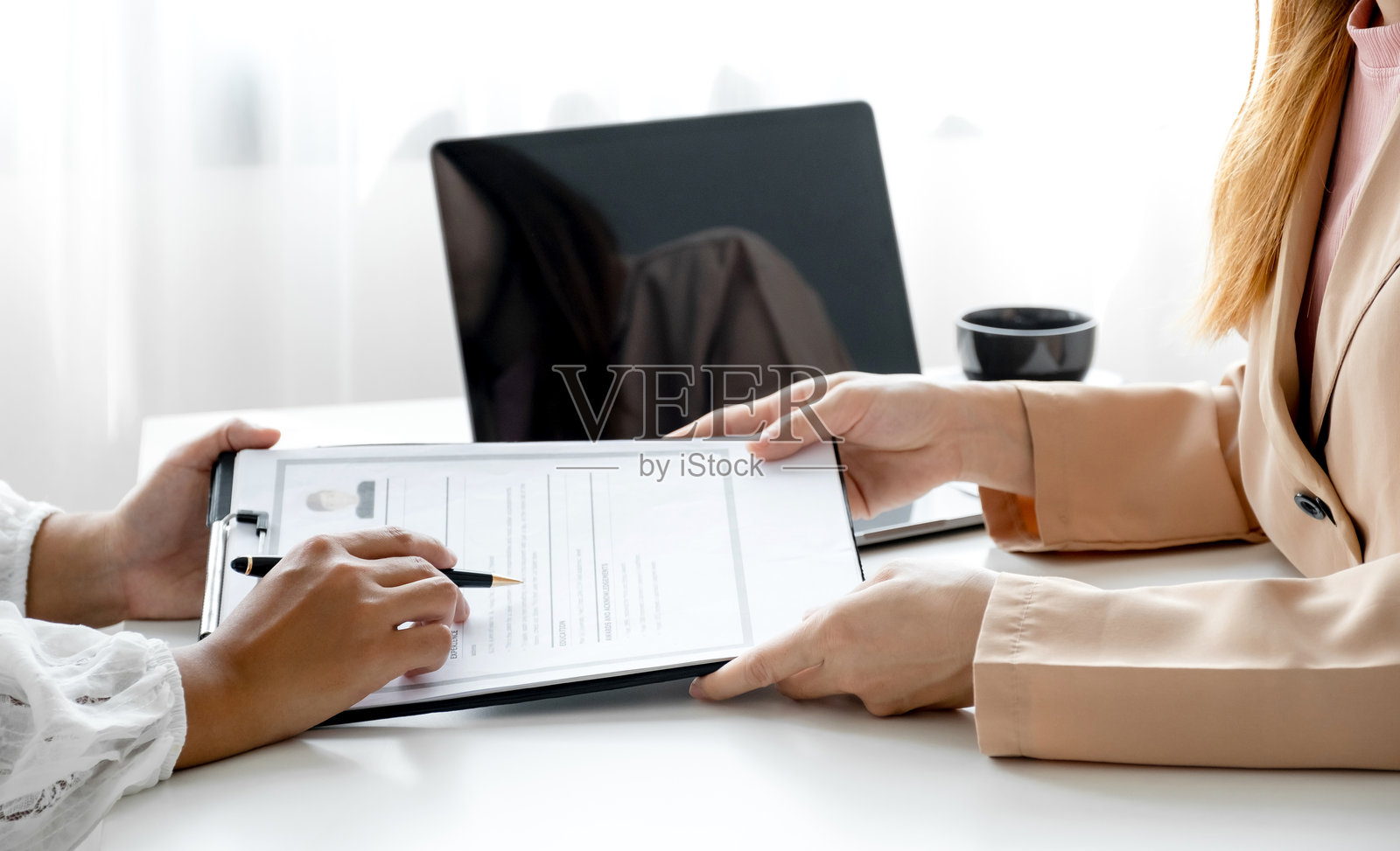 商务办公室高管在会议室面试求职者照片摄影图片