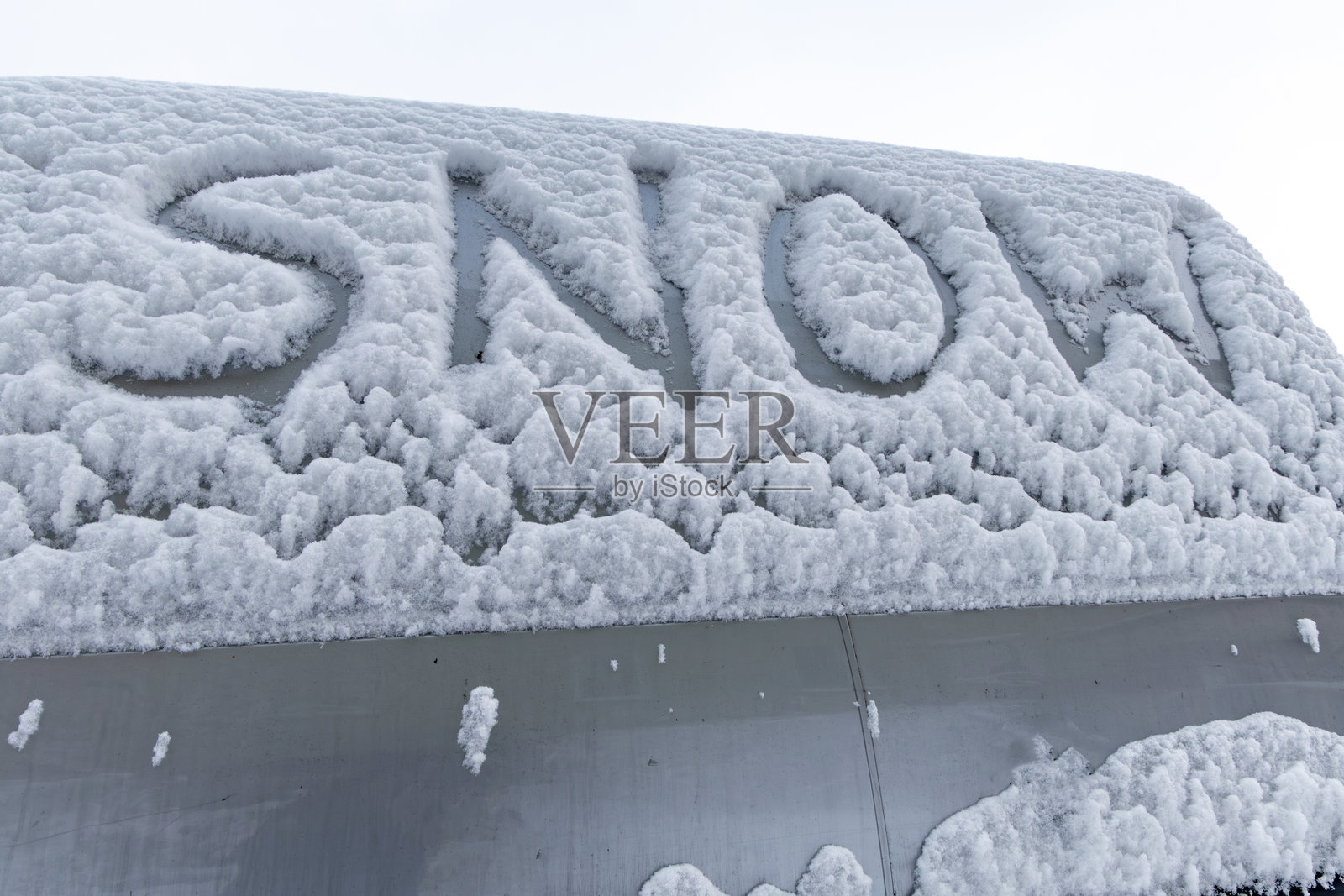 车身上的雪字照片摄影图片