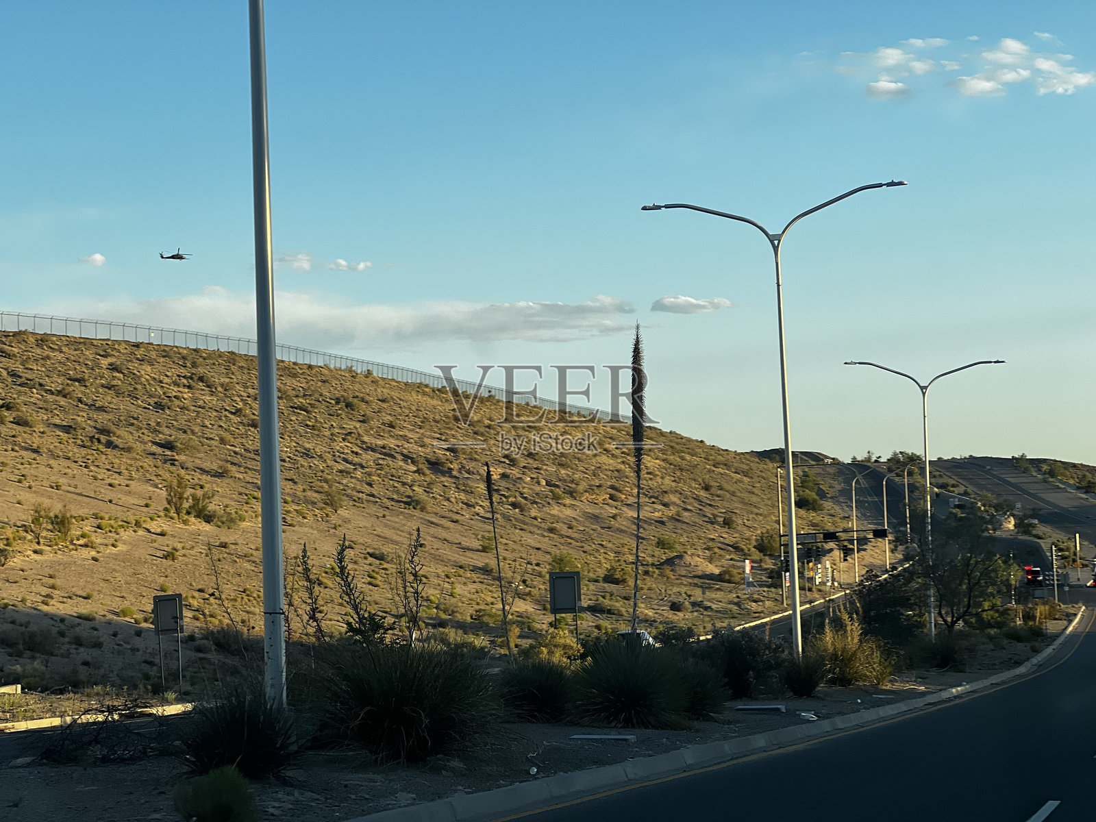 直升机飞越沙漠公路照片摄影图片