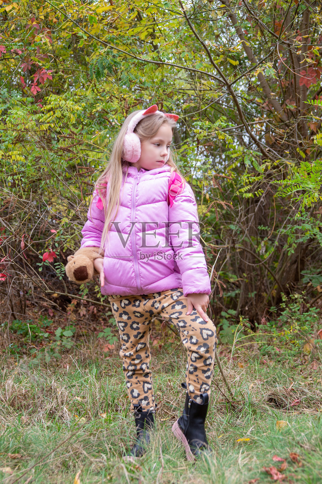 女孩在秋天的森林里玩耍照片摄影图片