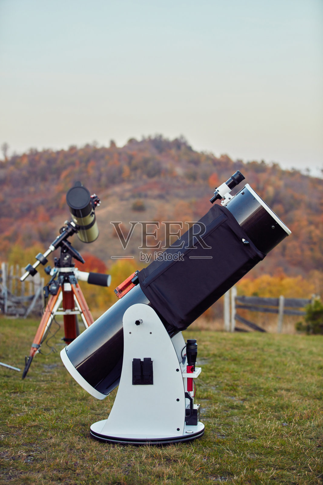 业余天文学望远镜，用于观察星星、行星和其他天体。照片摄影图片