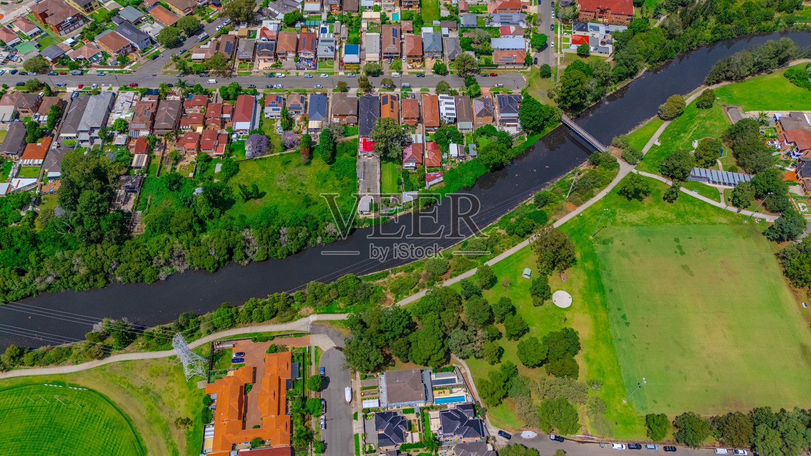 西悉尼郊区的全景航拍，展示了房屋、道路和公园，位于澳大利亚新南威尔士州悉尼。照片摄影图片