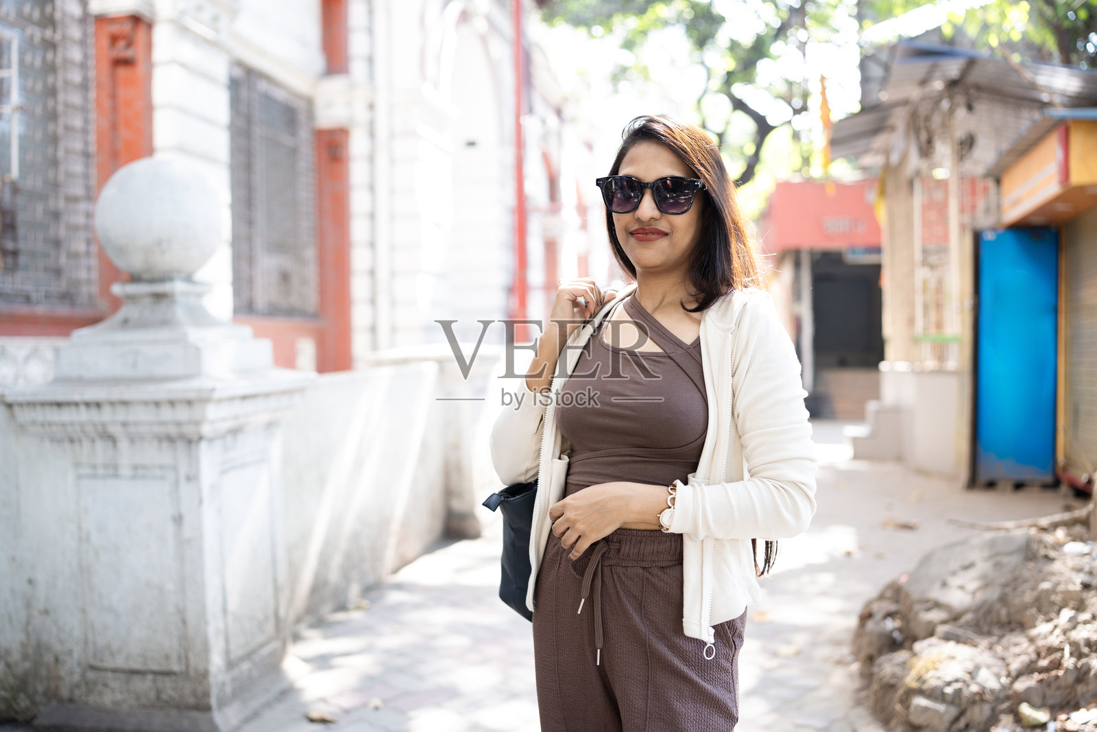 城市中的年轻女性肖像照片摄影图片