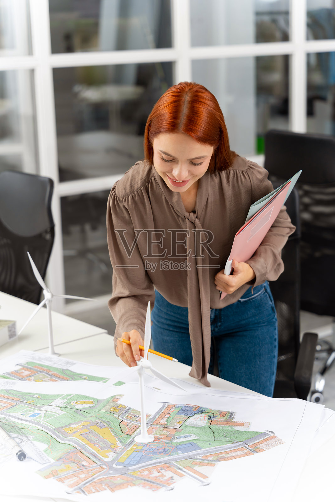 女经理在办公室工作，策划一个新项目照片摄影图片