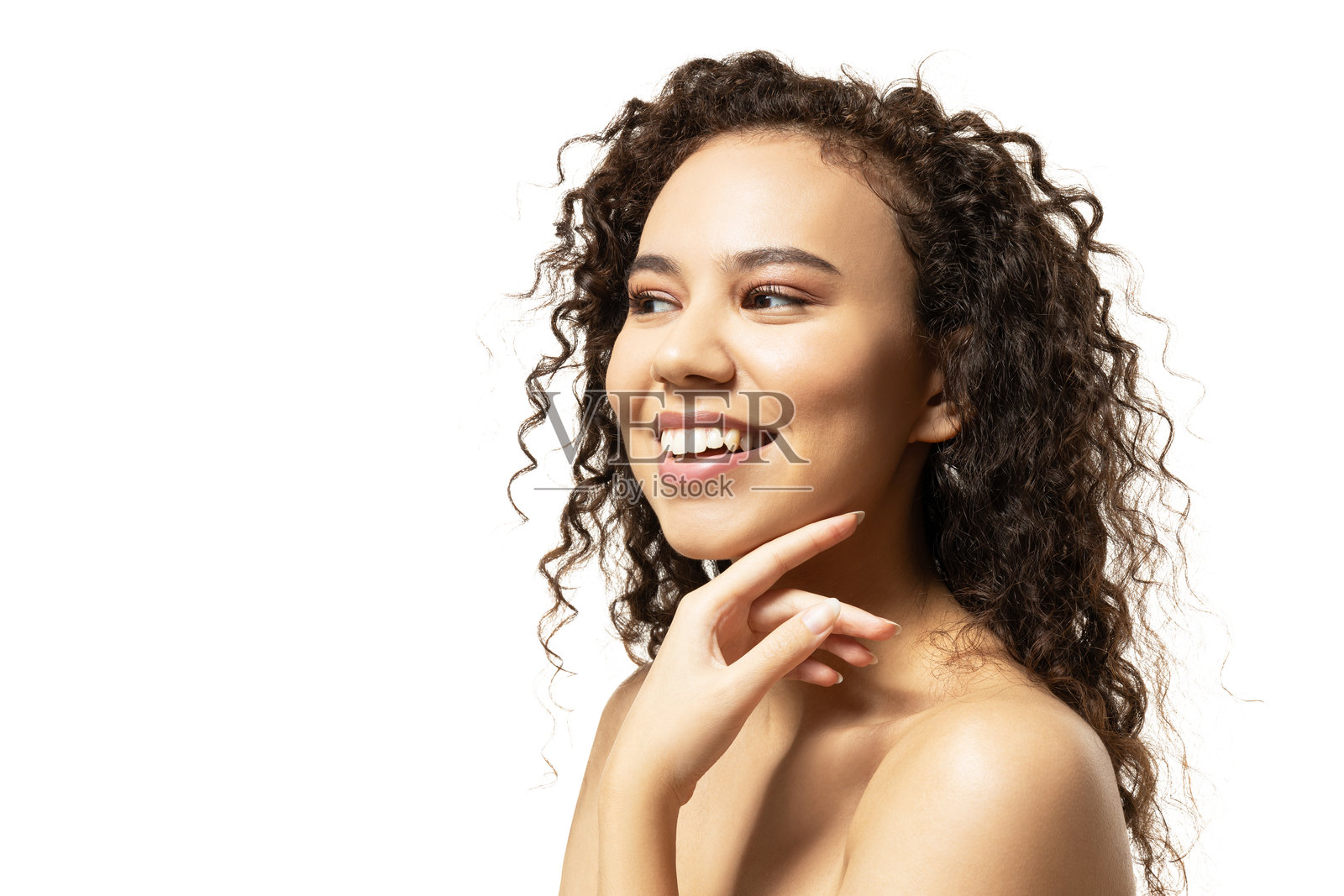 一位迷人的女孩在白色背景下护理她的面部肌肤照片摄影图片