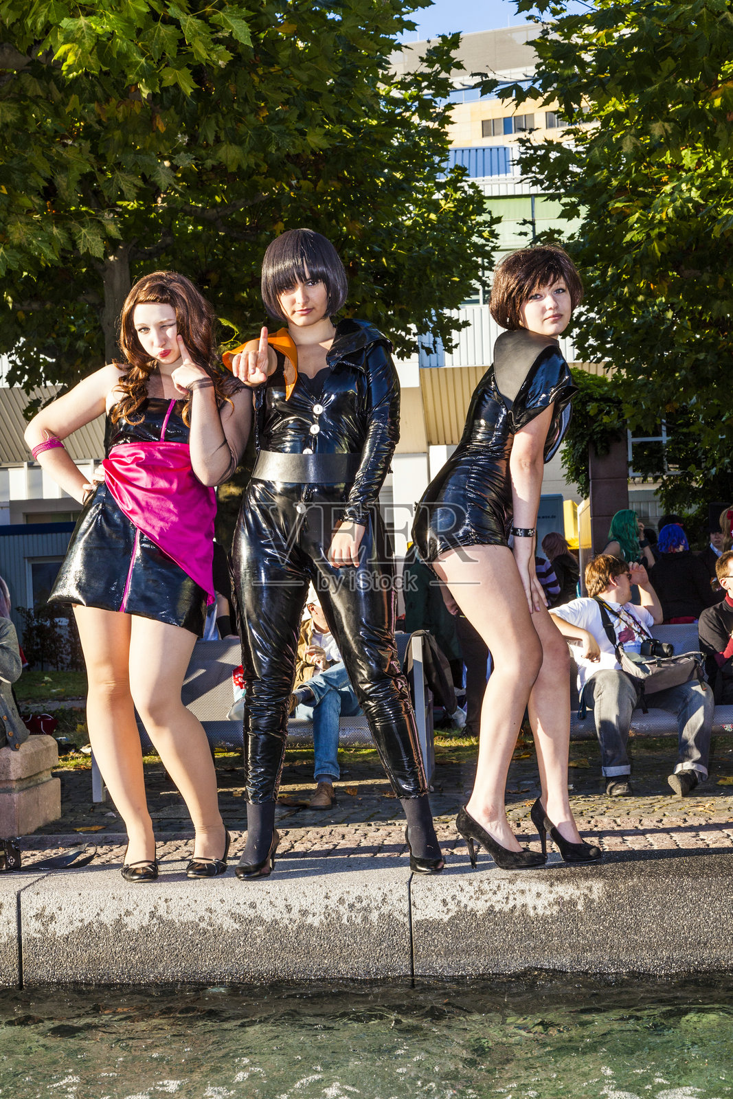 三位穿着黑色服装的女孩在法兰克福国际展会上摆姿势照片摄影图片