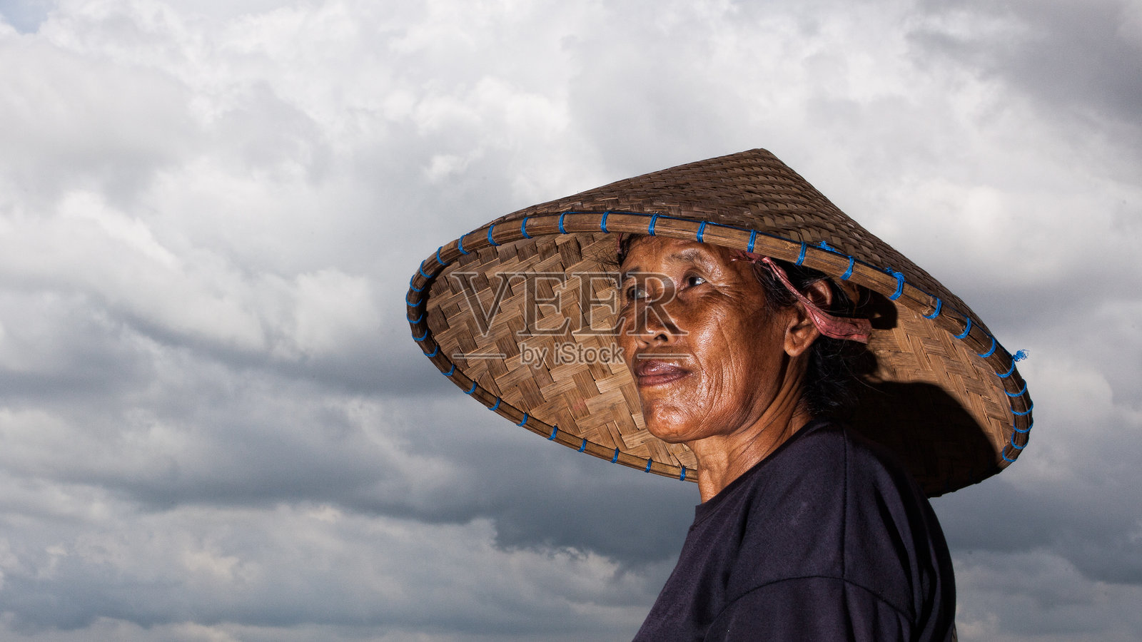 女人与暴风云照片摄影图片