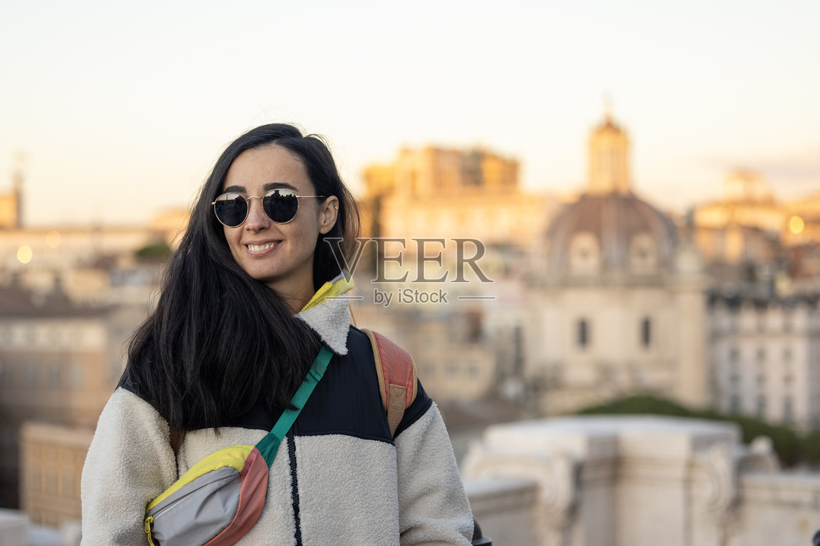 一位美丽的女性为摄影机摆姿势照片摄影图片