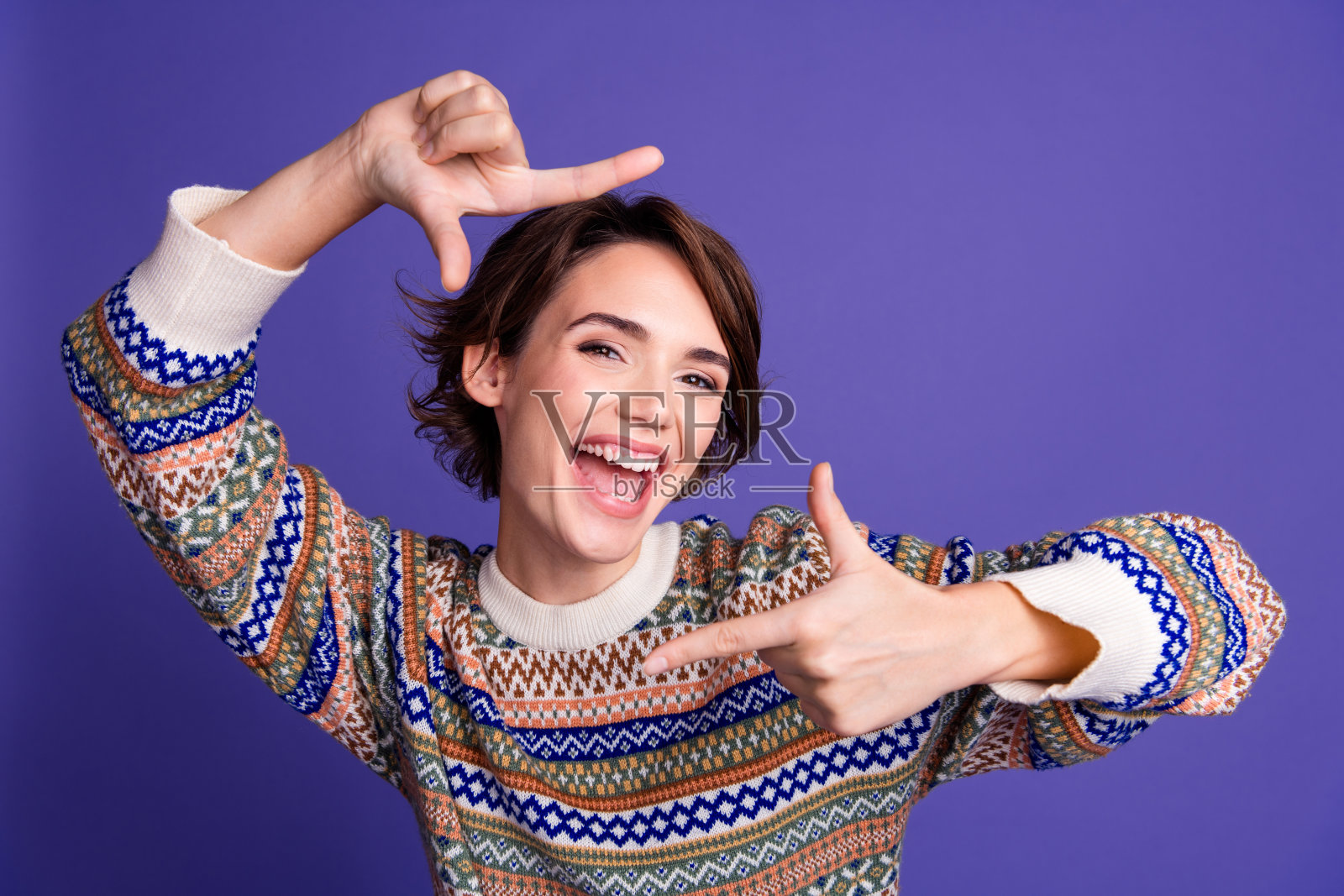 穿着时尚衣服的快乐可爱女性在紫色背景下拍照照片摄影图片