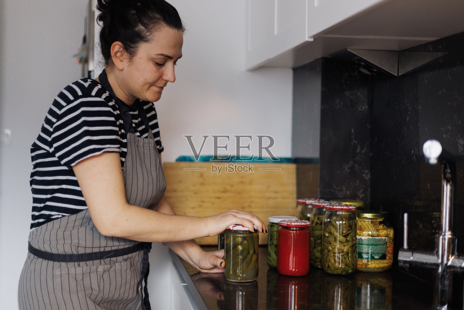 专注的女性在厨房准备自制腌菜照片摄影图片