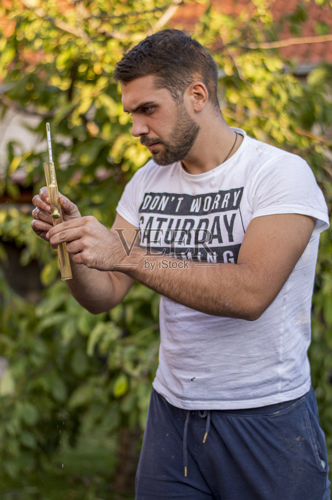 自信的研究人员正在进行酒精浓度测试照片摄影图片