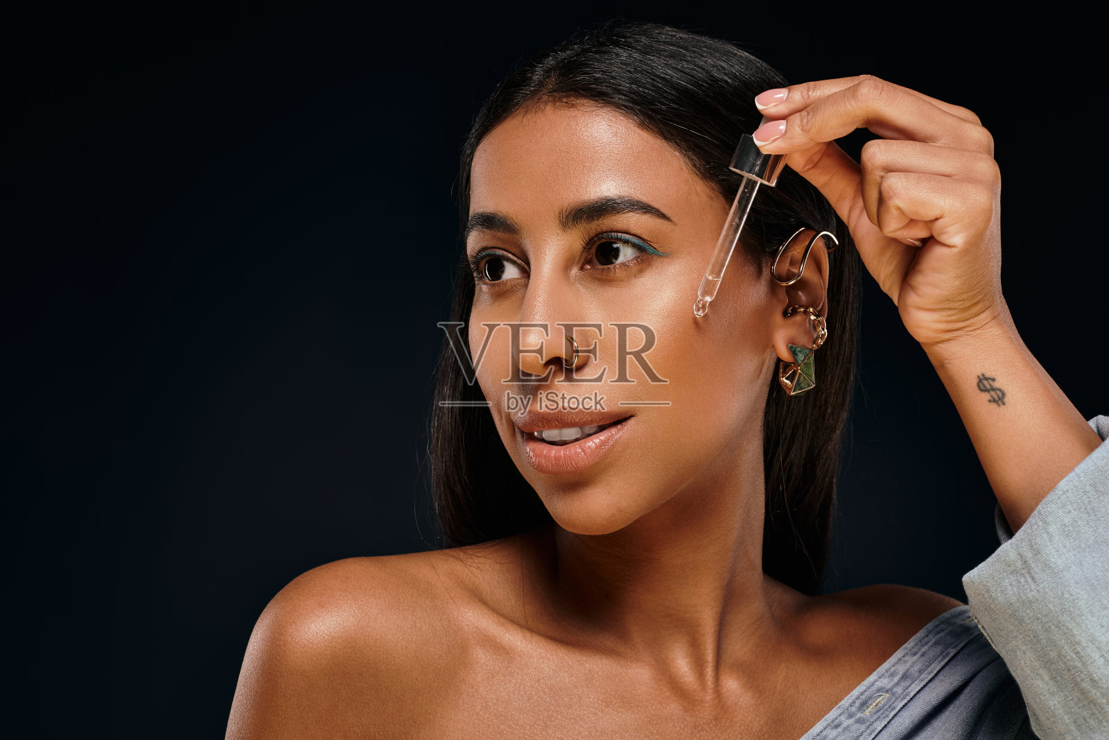 在工作室环境中庆祝自然美与护肤照片摄影图片