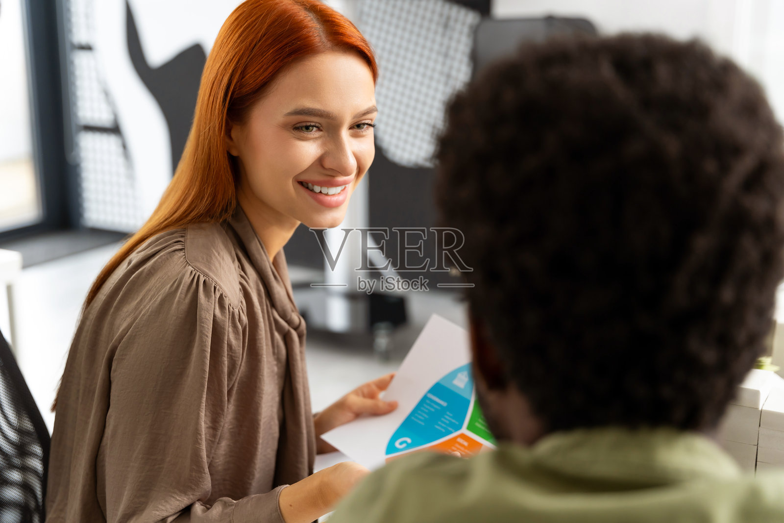 两位同事在办公室共同开展一个新的可持续项目照片摄影图片