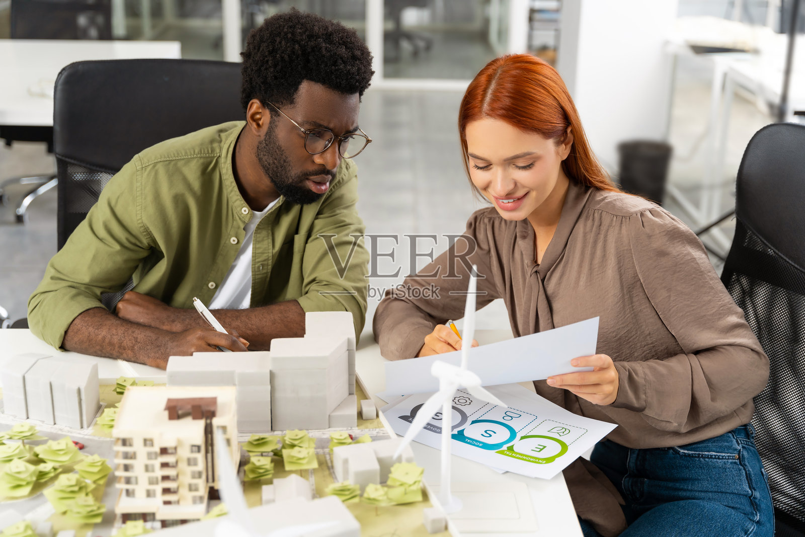 两位年轻建筑师共同合作一个新的可持续项目照片摄影图片