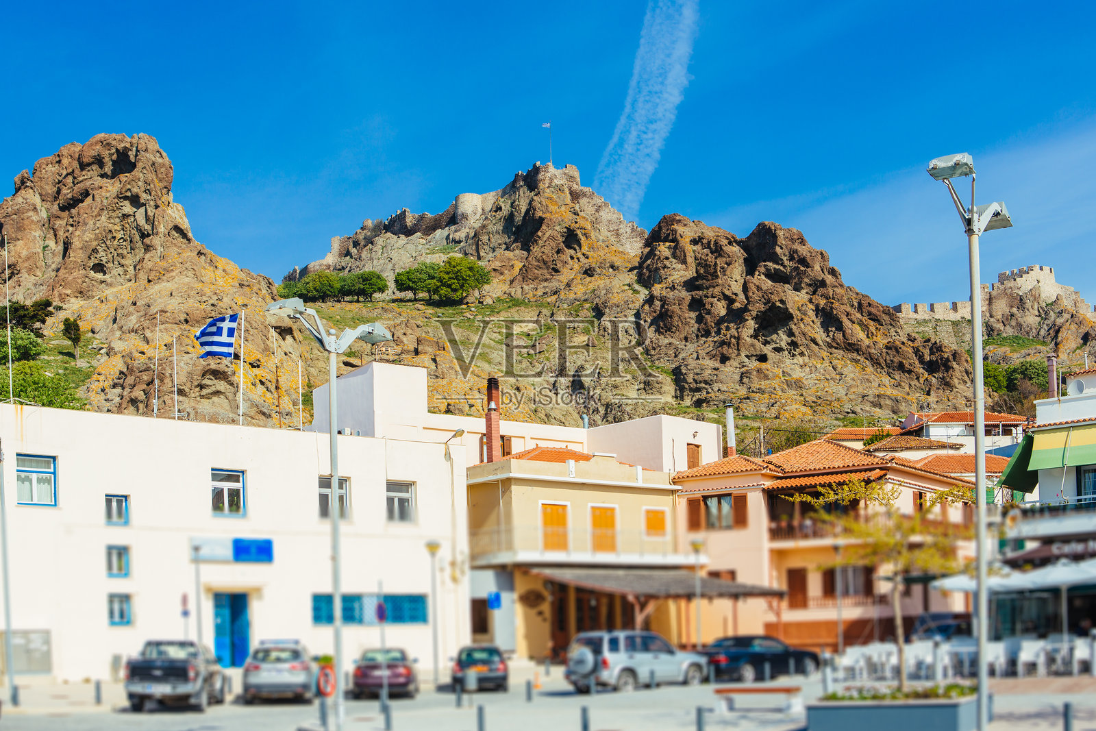 希腊莱姆诺斯岛（Limnos）米里纳港的海滨长廊照片 - 背景是米里纳城堡的爱琴海海岸线照片摄影图片