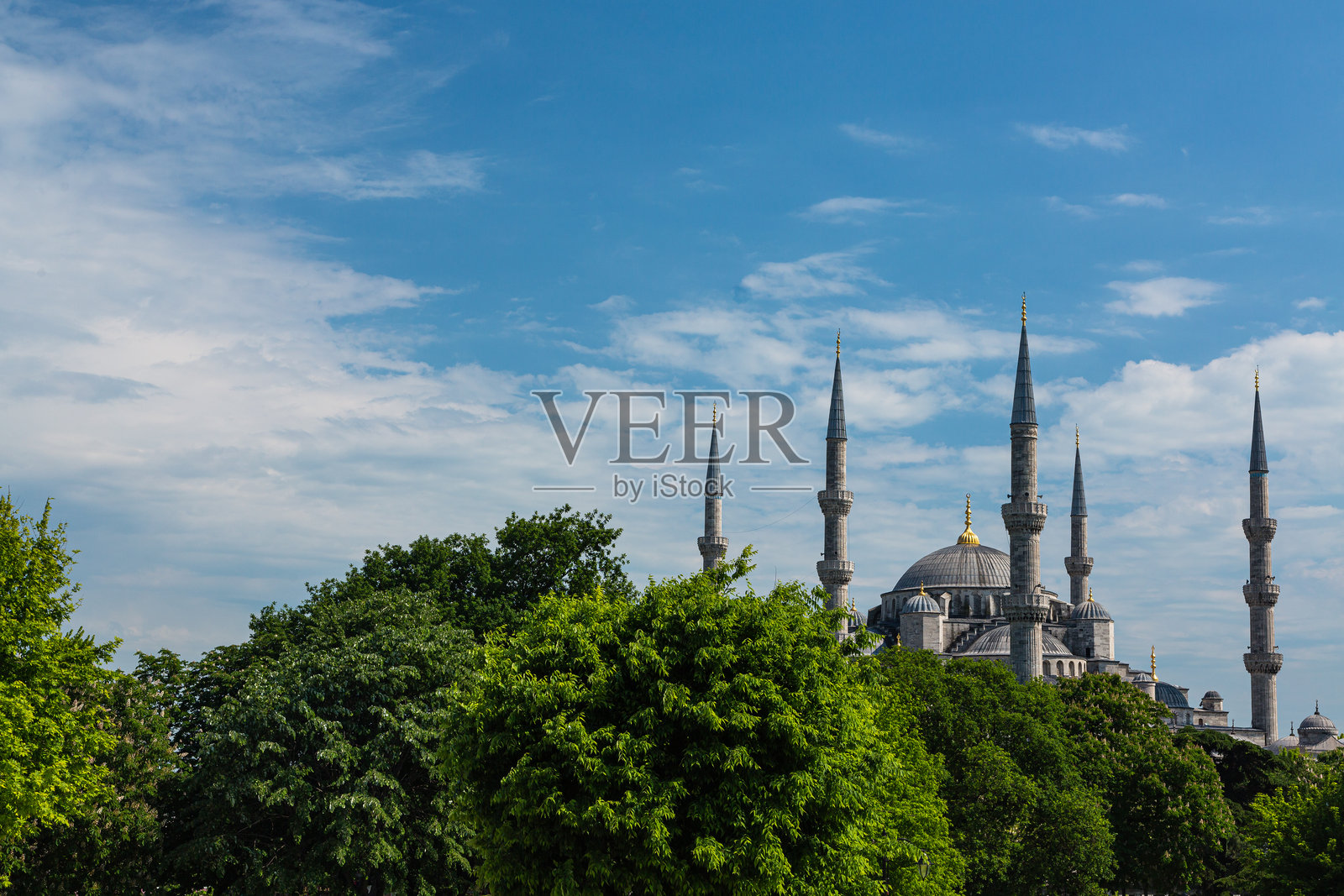 苏尔坦艾哈迈德清真寺，也被称为蓝色清真寺，位于土耳其伊斯坦布尔历史区。照片摄影图片