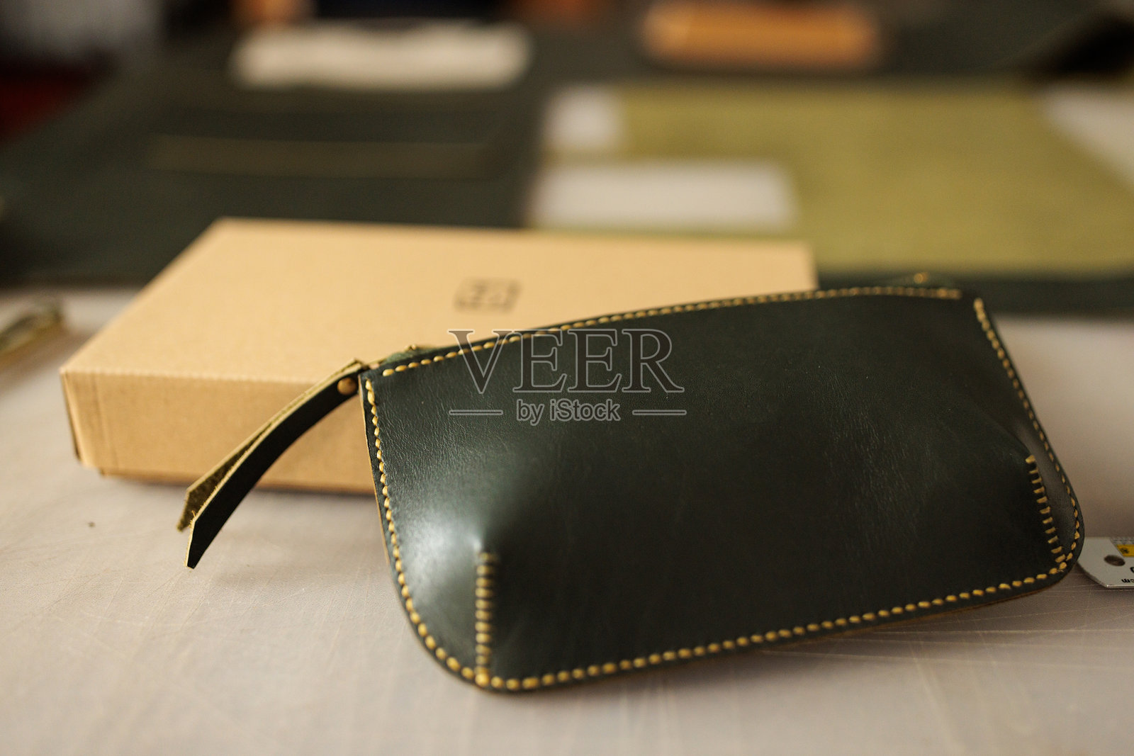 优雅的手工皮革钱包照片摄影图片