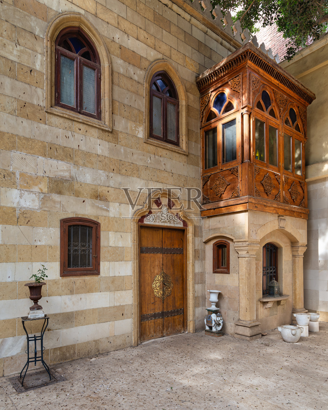 传统石建筑,配有华丽的木阳台和门口照片摄影图片