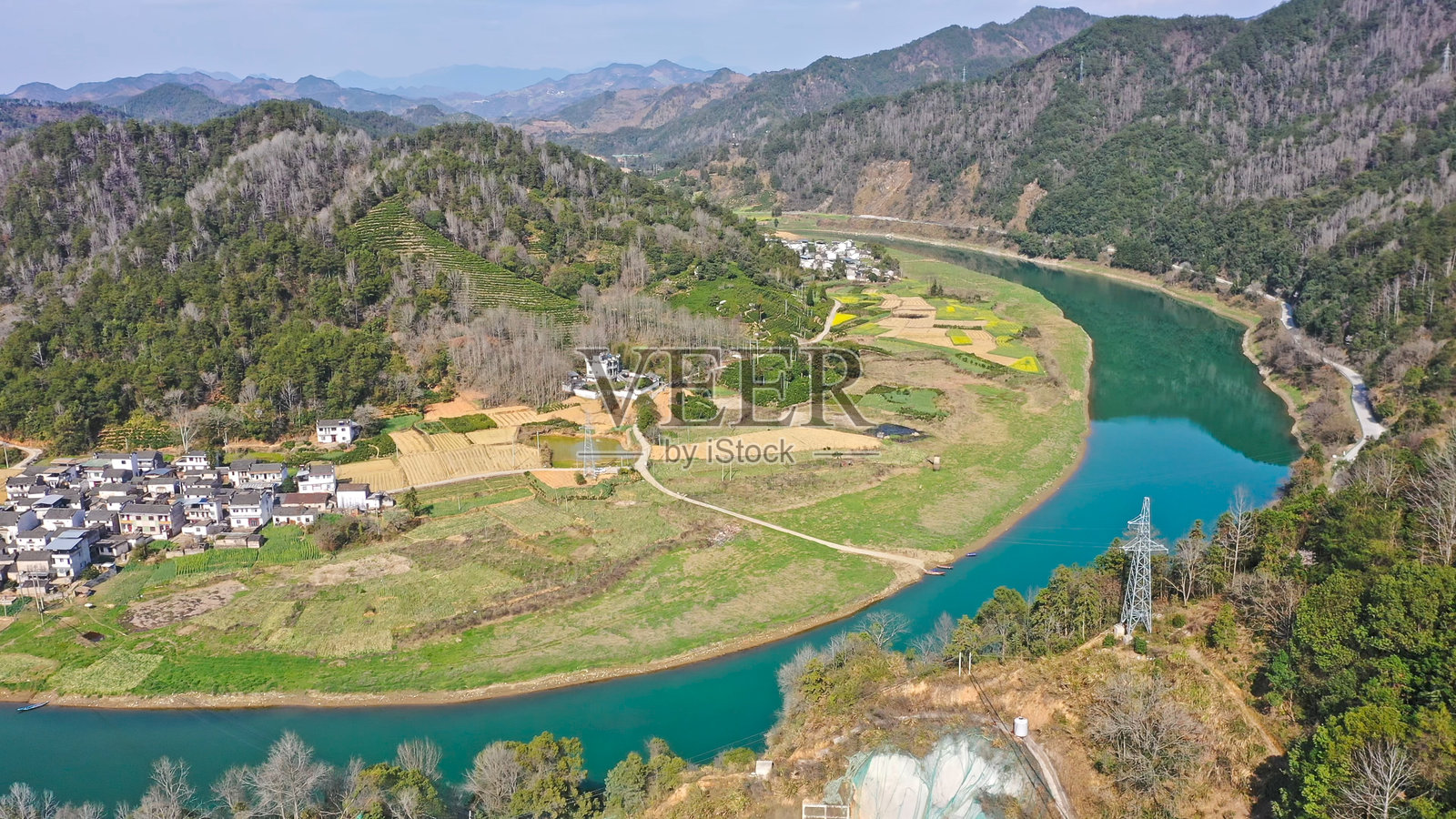 新安江风景画廊景区，油菜花田，徽州风格建筑，深渡码头，歙县，黄山，安徽省，中国，亚洲。照片摄影图片