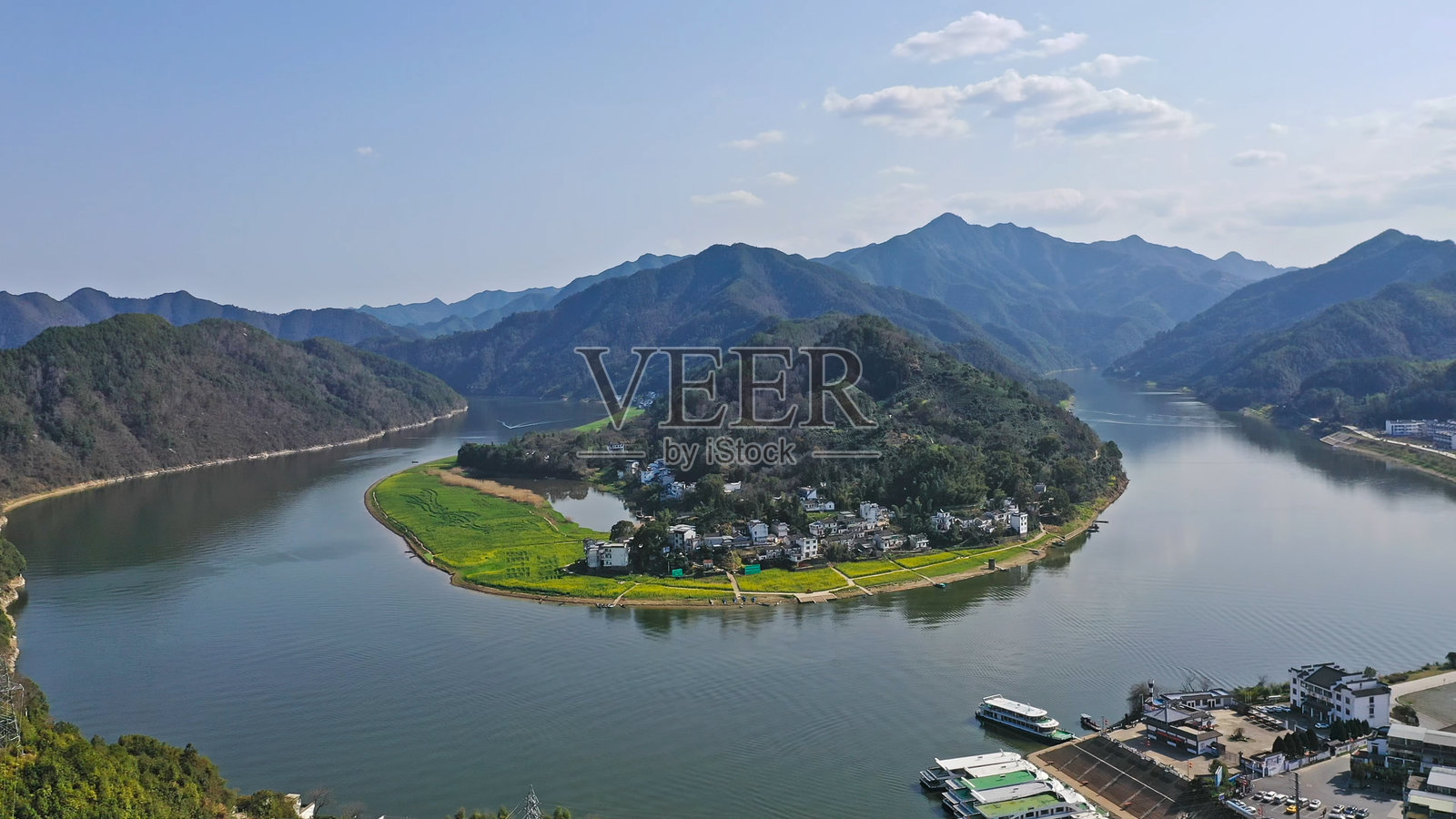 新安江风景画廊景区，油菜花田，徽州风格建筑，深渡码头，歙县，黄山，安徽省，中国，亚洲。照片摄影图片