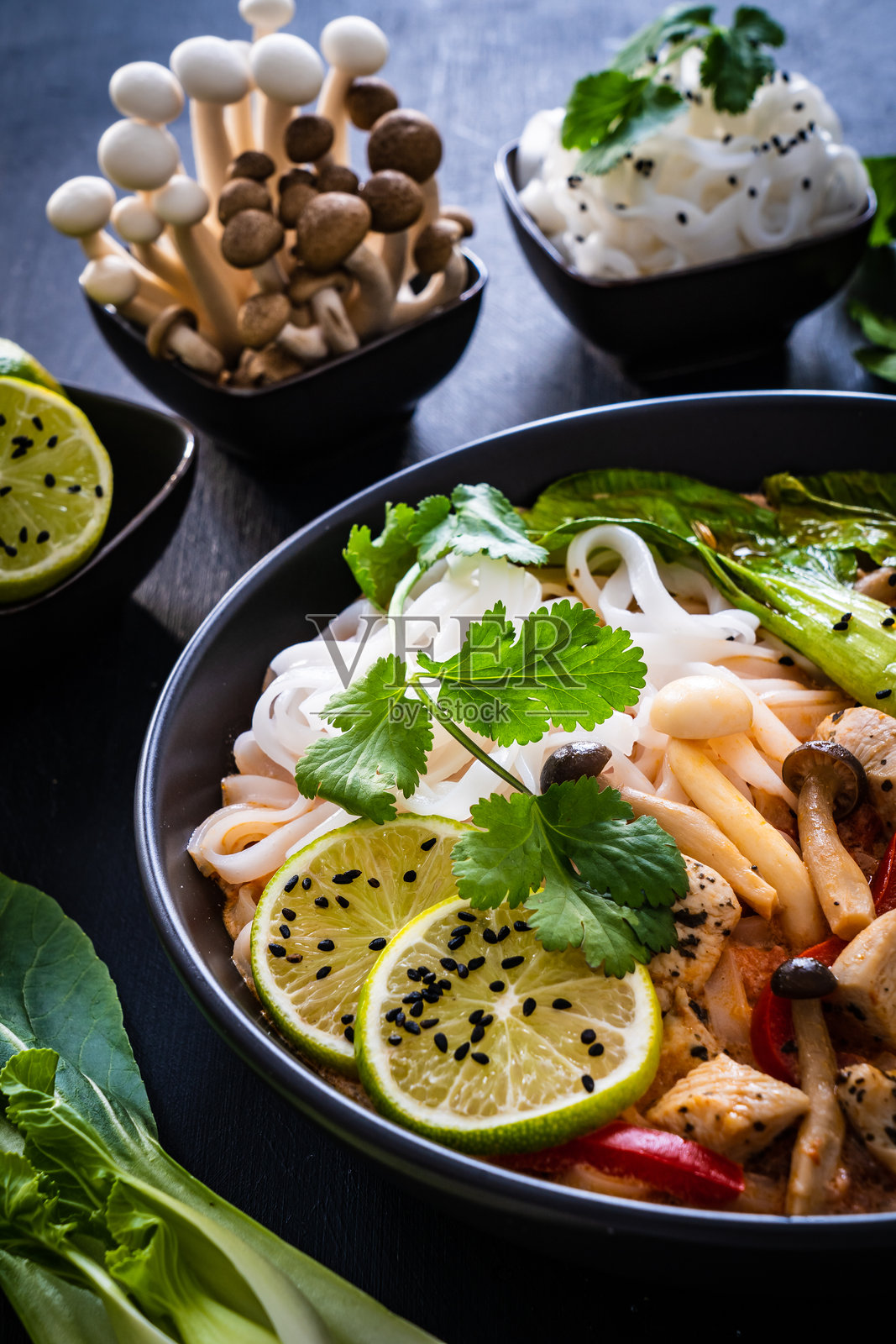 冬阴功汤 - 木桌上的鸡肉泰式汤和米粉照片摄影图片