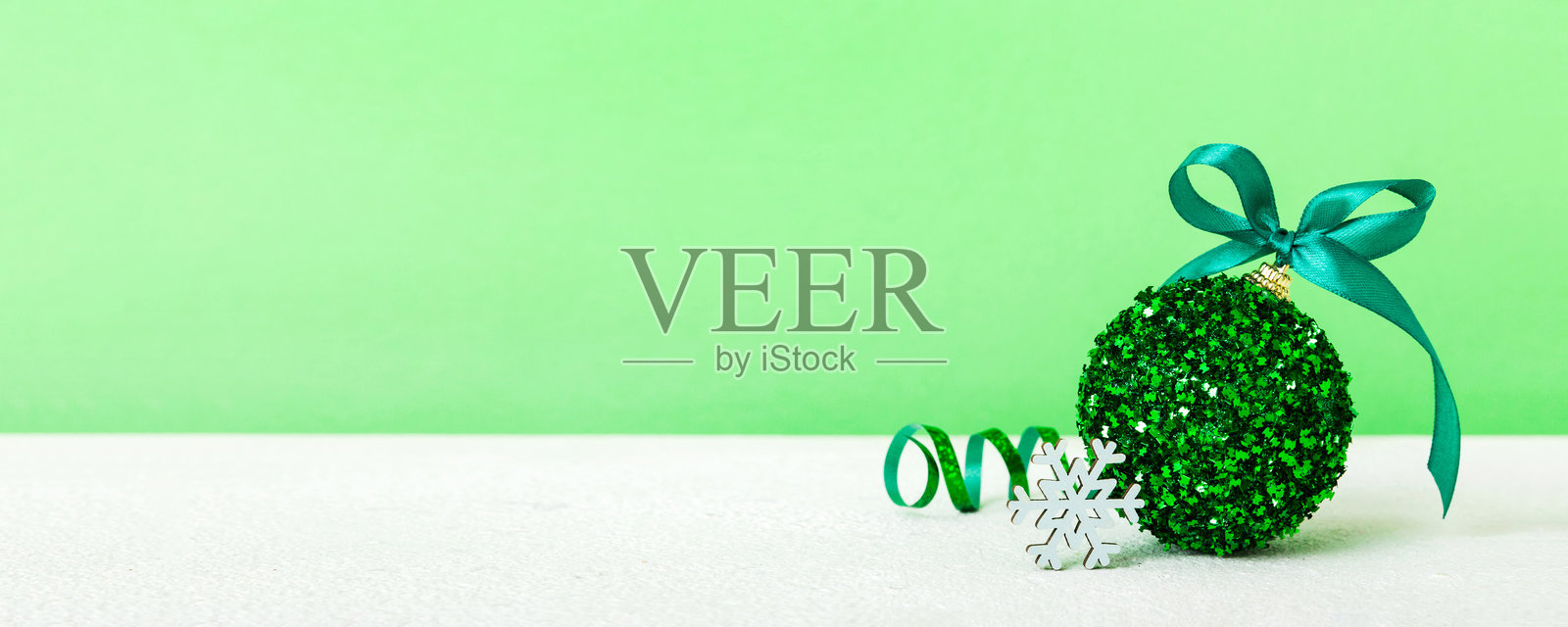 彩色背景上的圣诞球。带有丝带蝴蝶结的装饰球，留有空白空间。照片摄影图片