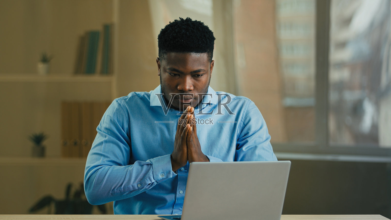 绝望、悲伤、生气的非裔美国商人经理企业家在办公室使用笔记本电脑，遇到电脑问题，设备故障，发送错误邮件，收到坏消息或崩溃、错误、失败。照片摄影图片