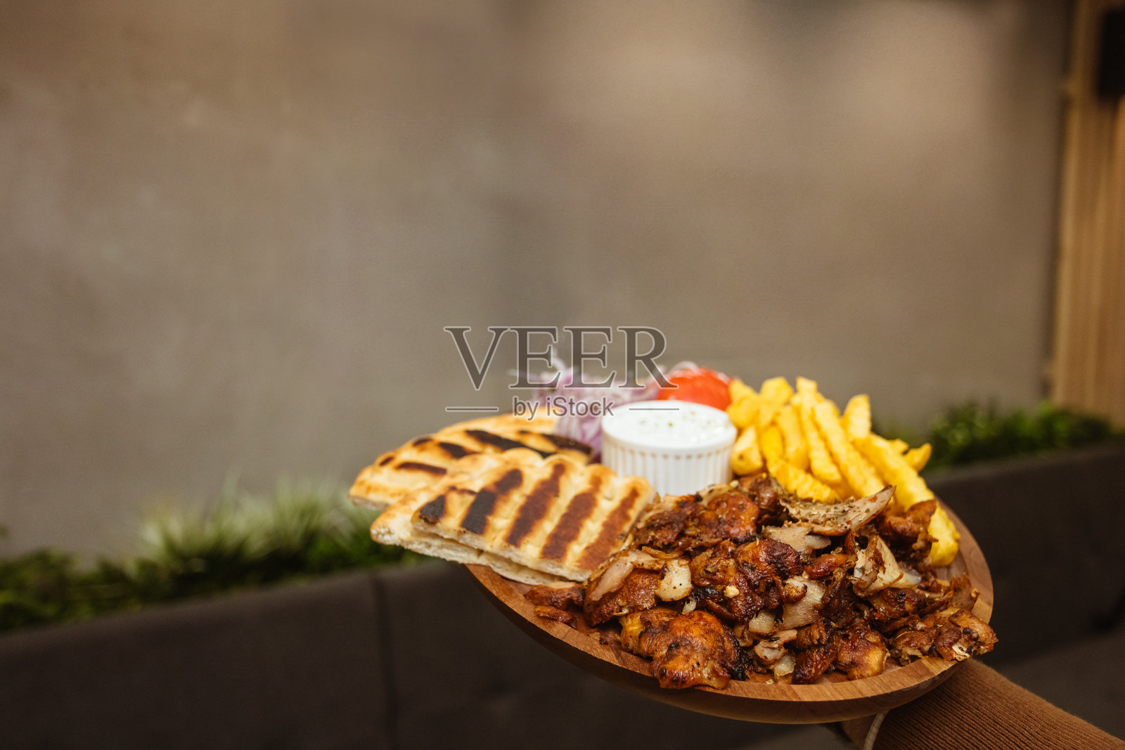 美味的希腊肉卷和薯条在木盘上照片摄影图片