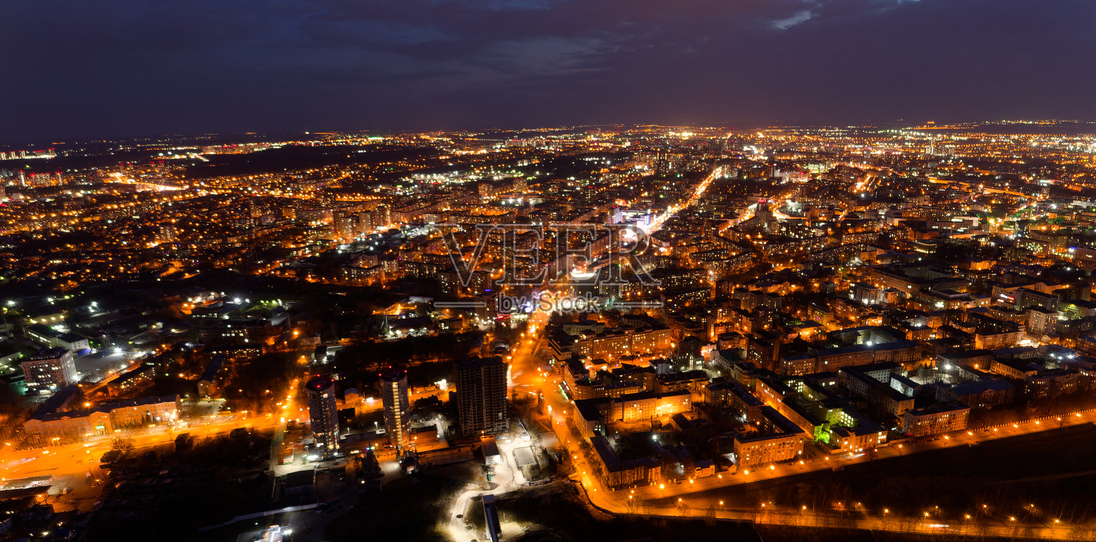夜晚的城市，灯光璀璨照片摄影图片