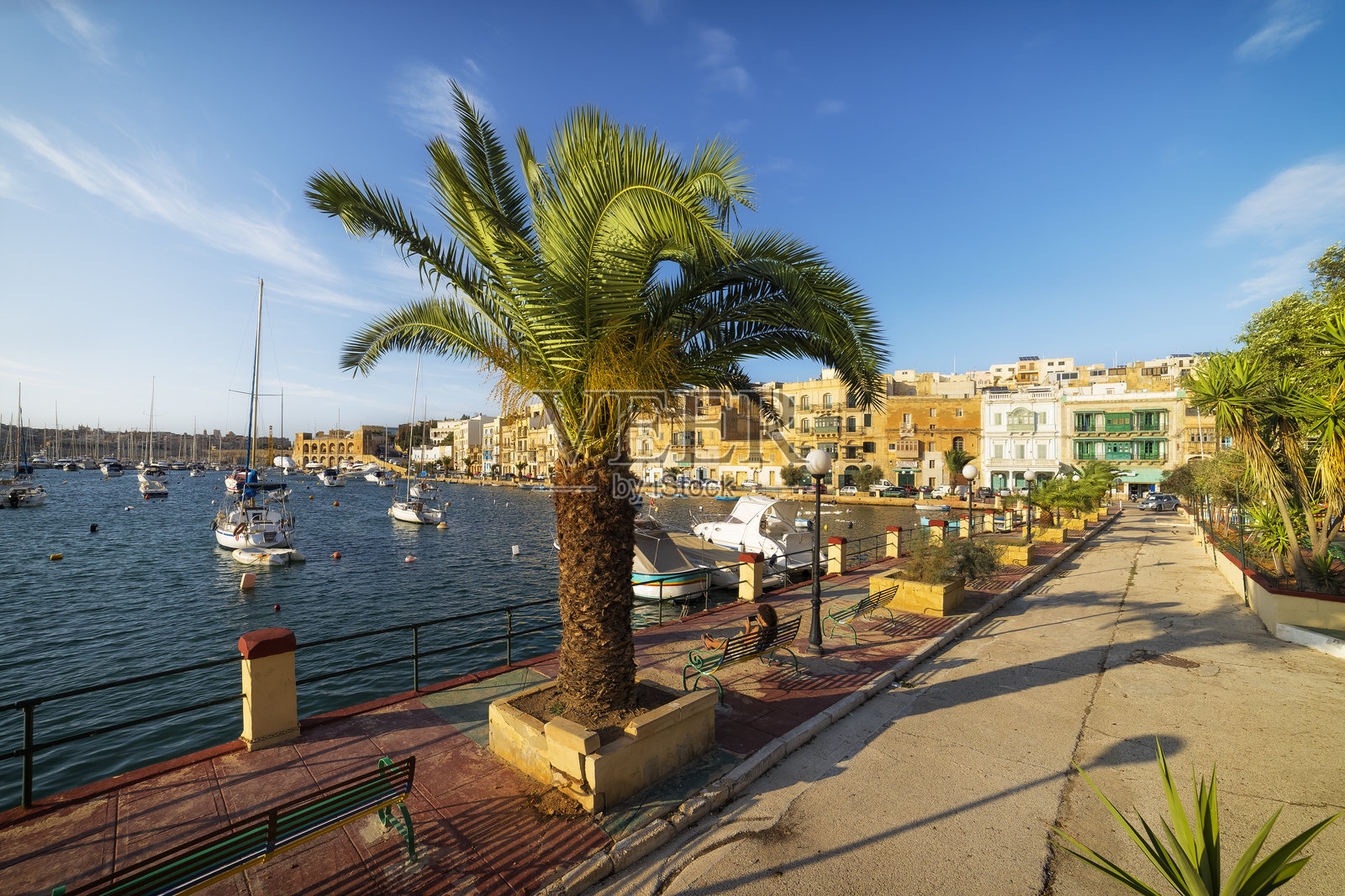 马耳他卡尔卡拉的海滨，地中海旅游胜地照片摄影图片