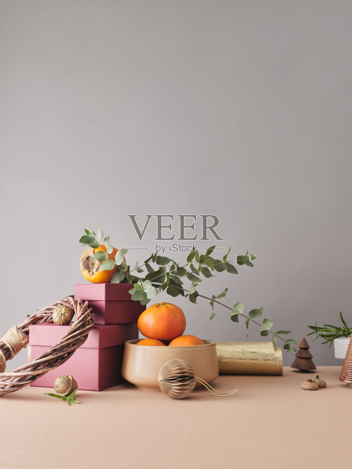 创意静物摄影，包含节日装饰和礼物。中性色背景，留白空间。照片摄影图片