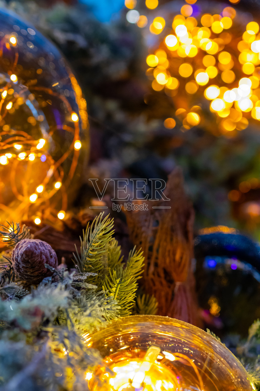 节日的光辉 - 仙女灯和常青树的魔幻展示照片摄影图片