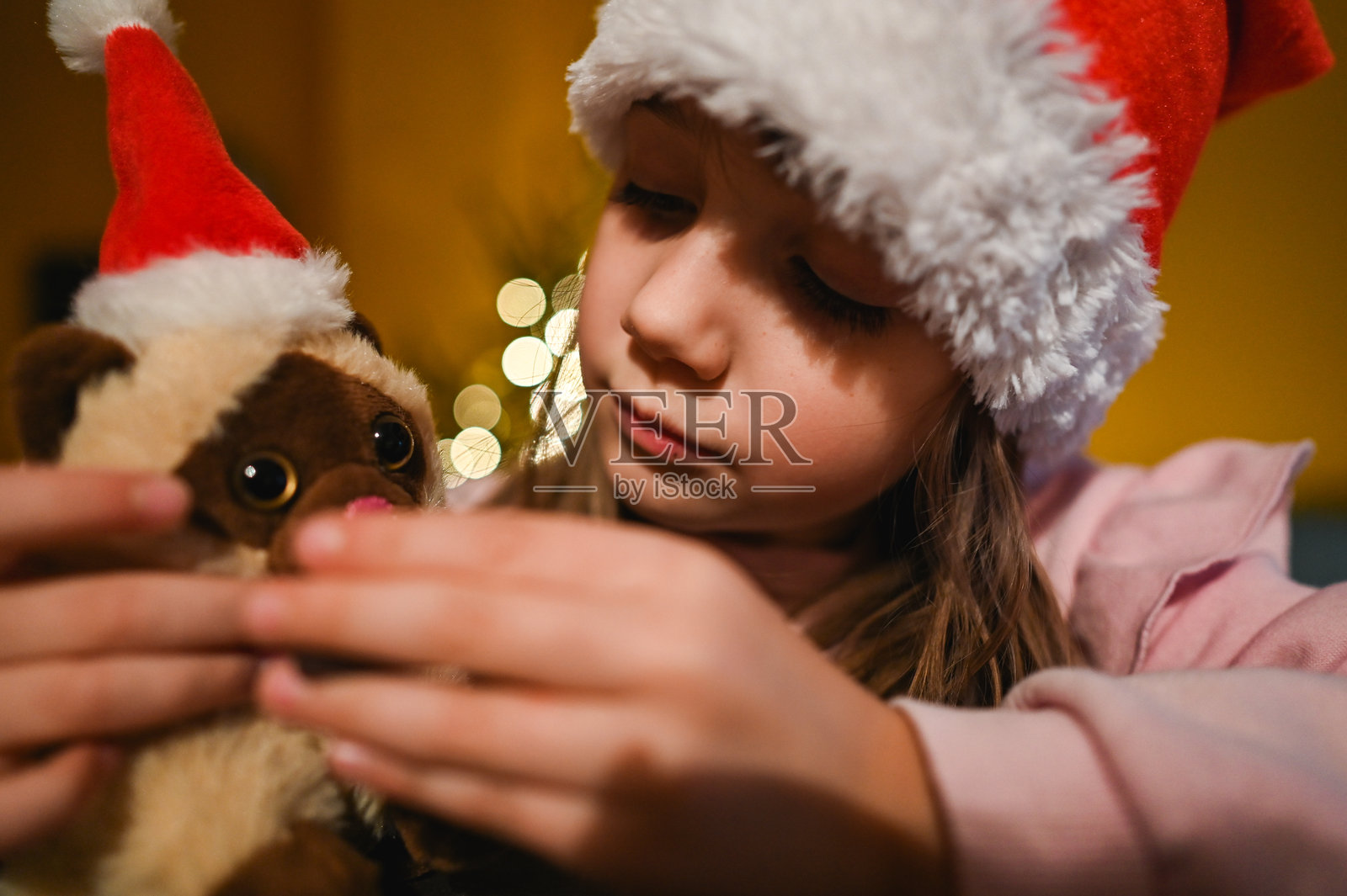 可爱的女孩与泰迪熊玩耍的肖像。照片摄影图片