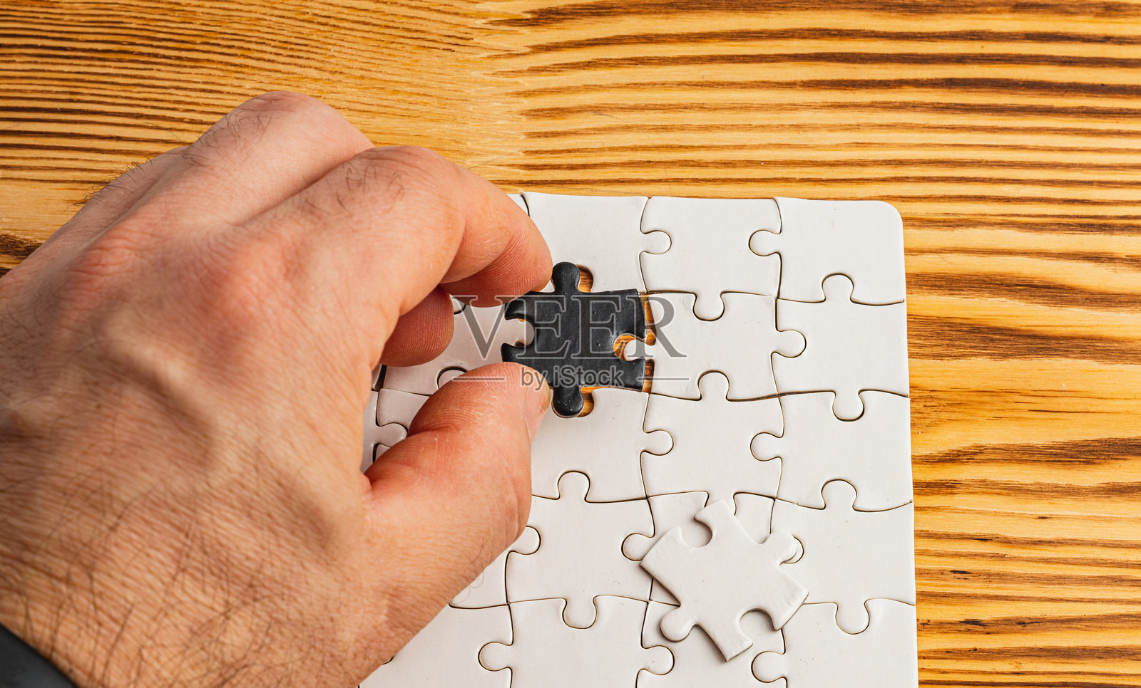 在黑白拼图背景下选择正确的选项照片摄影图片