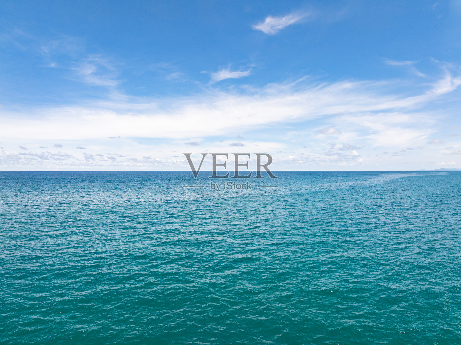 蓝色海面水纹背景的鸟瞰图和阳光反射，阳光明媚的普吉岛热带海洋上波浪的水面纹理。照片摄影图片