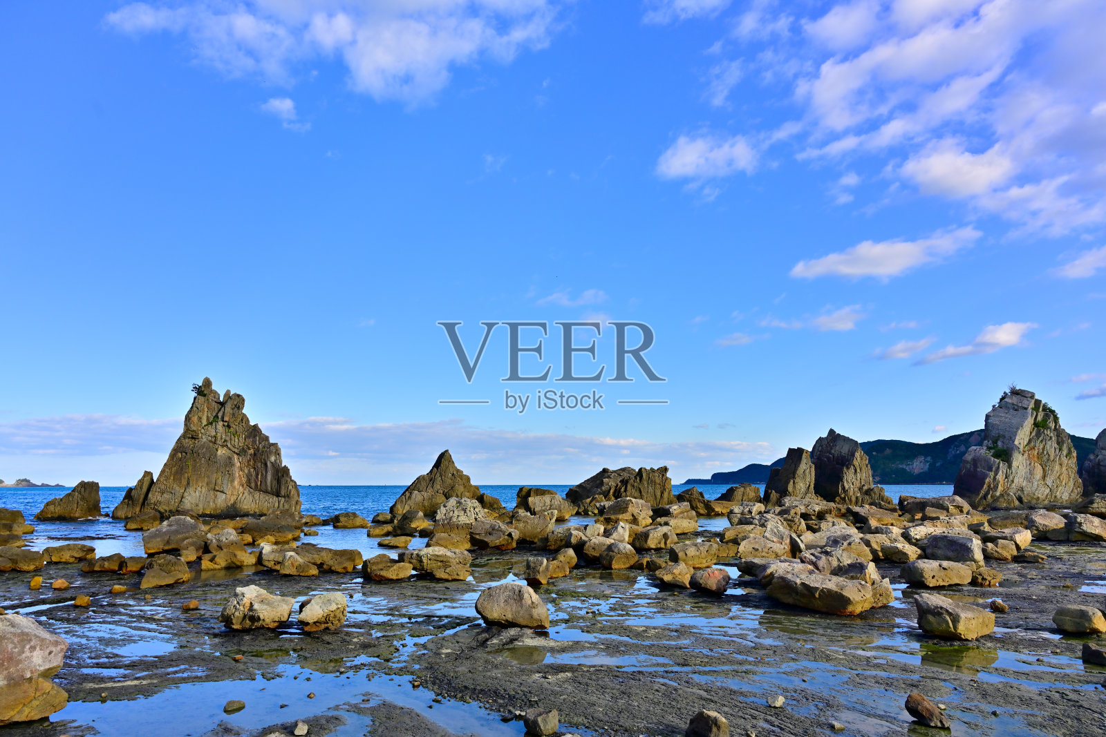 海中因波浪侵蚀而形成的奇特岩石结构照片摄影图片