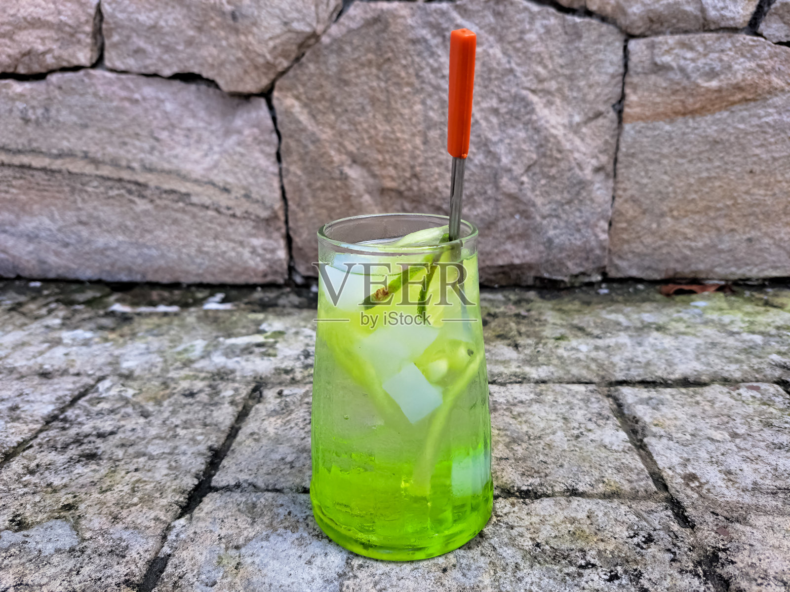 巴厘岛库乌特冰饮，配有蜜瓜、蜜瓜糖浆、罗勒种子、椰子、青柠和冰块。印尼食品和饮料菜单。照片摄影图片