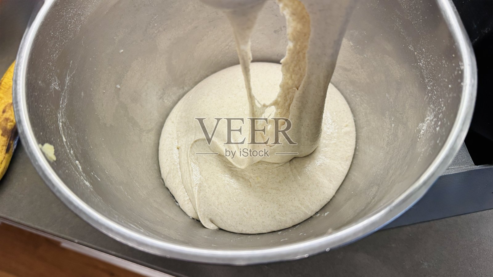 在烘焙面包时搅拌面团照片摄影图片