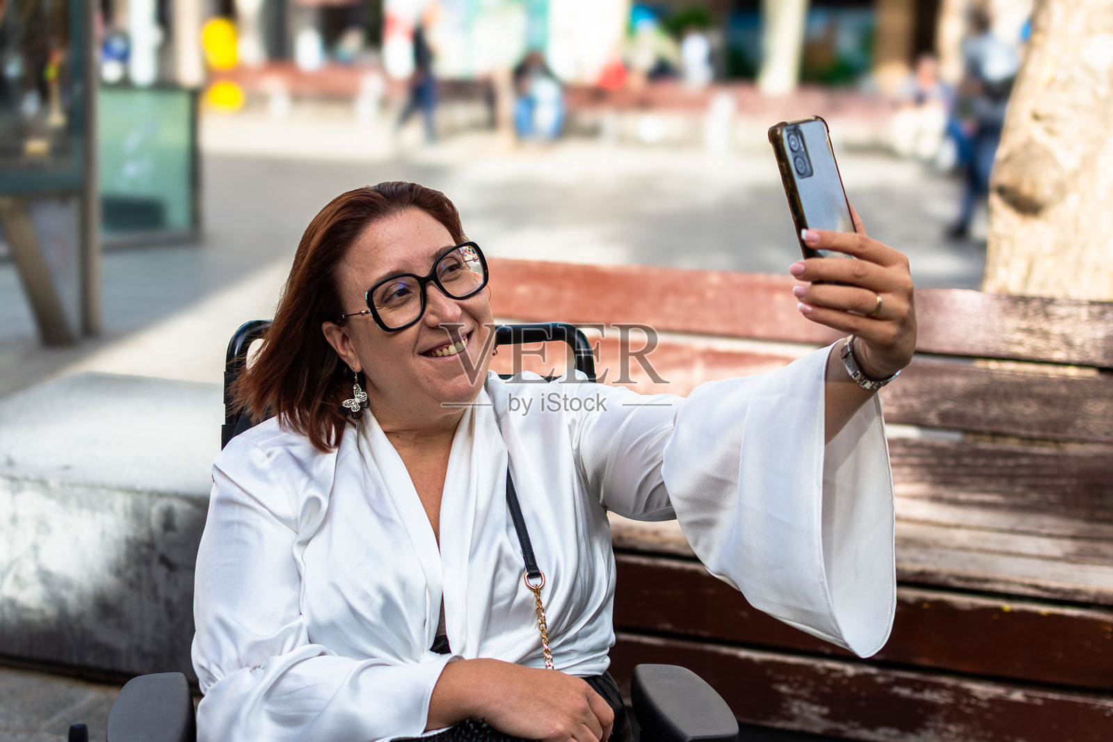 坐在轮椅上的女性微笑着自拍照片摄影图片